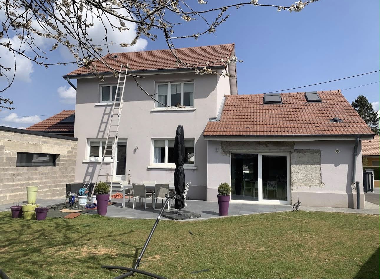 Maison avec toiture tuiles rénovée et Velux posés