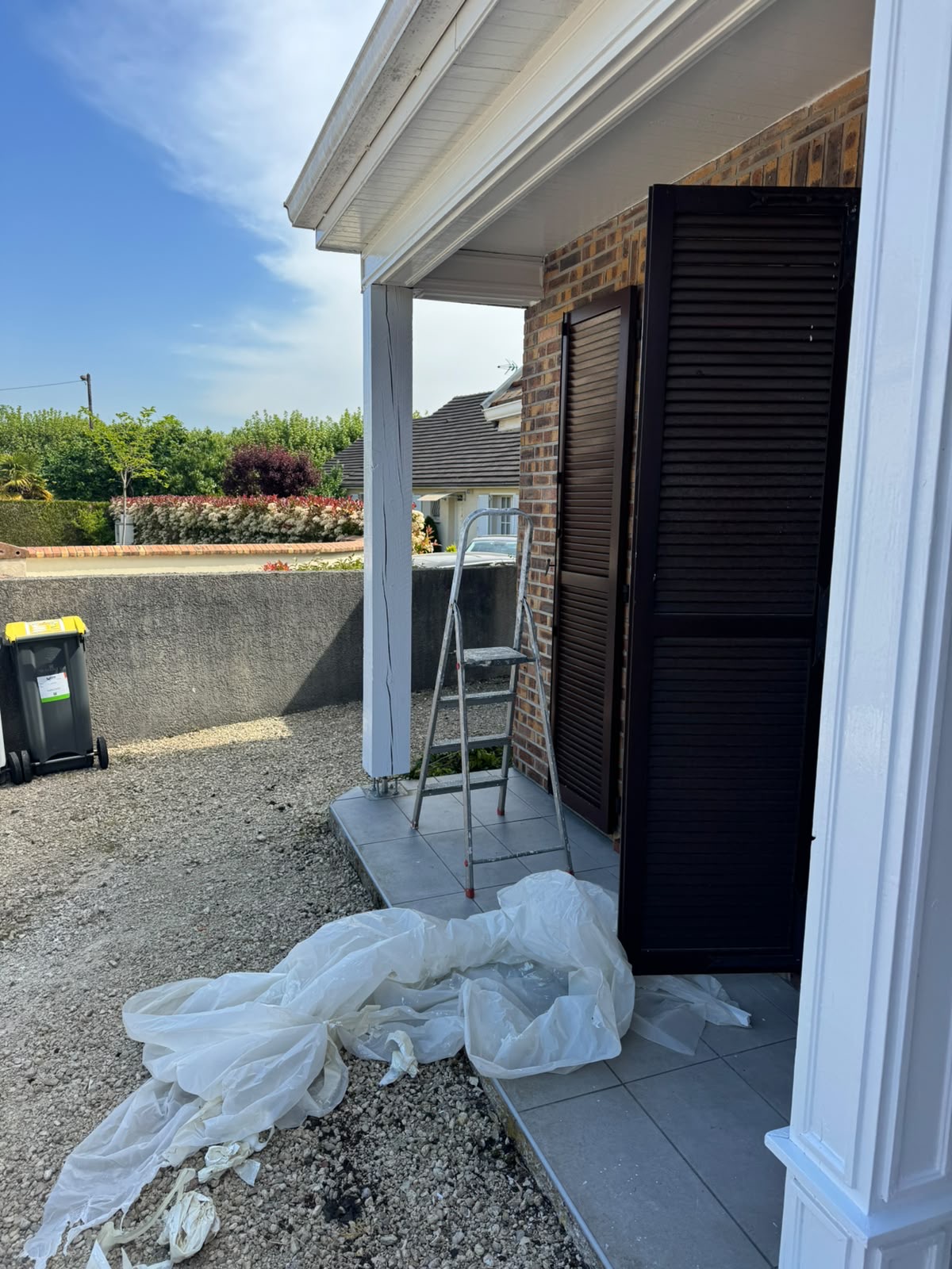 Chantier peinture extérieure — colonne et volets