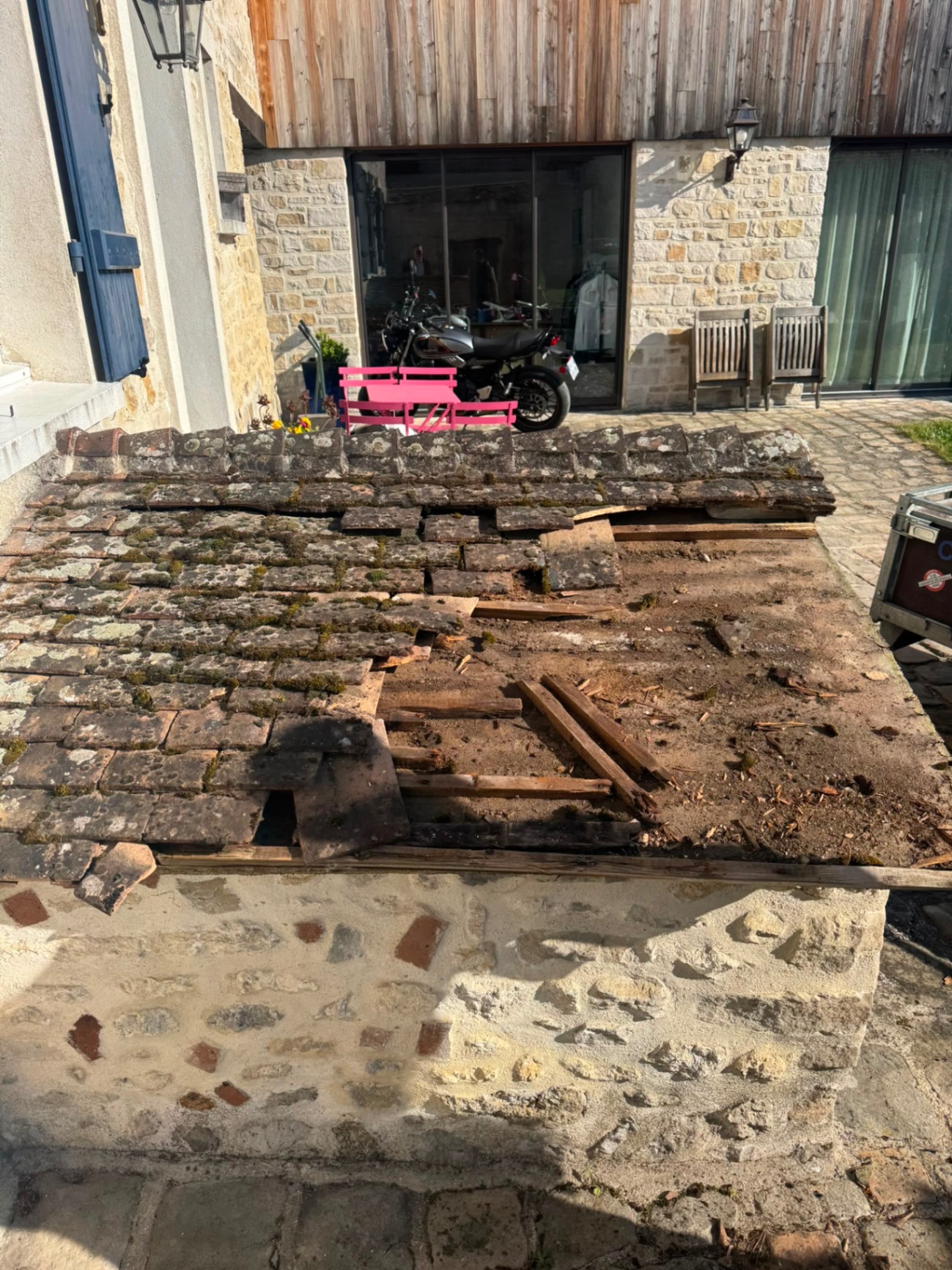 Dépose de tuiles anciennes avant rénovation