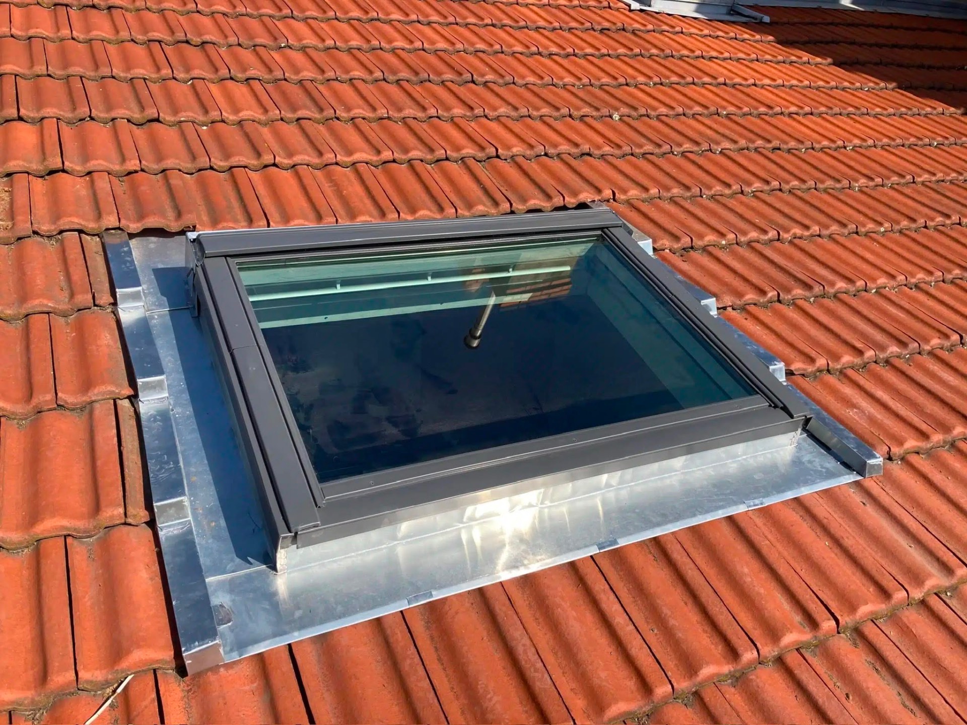 Pose de Velux avec abergement zinc sur toiture tuiles