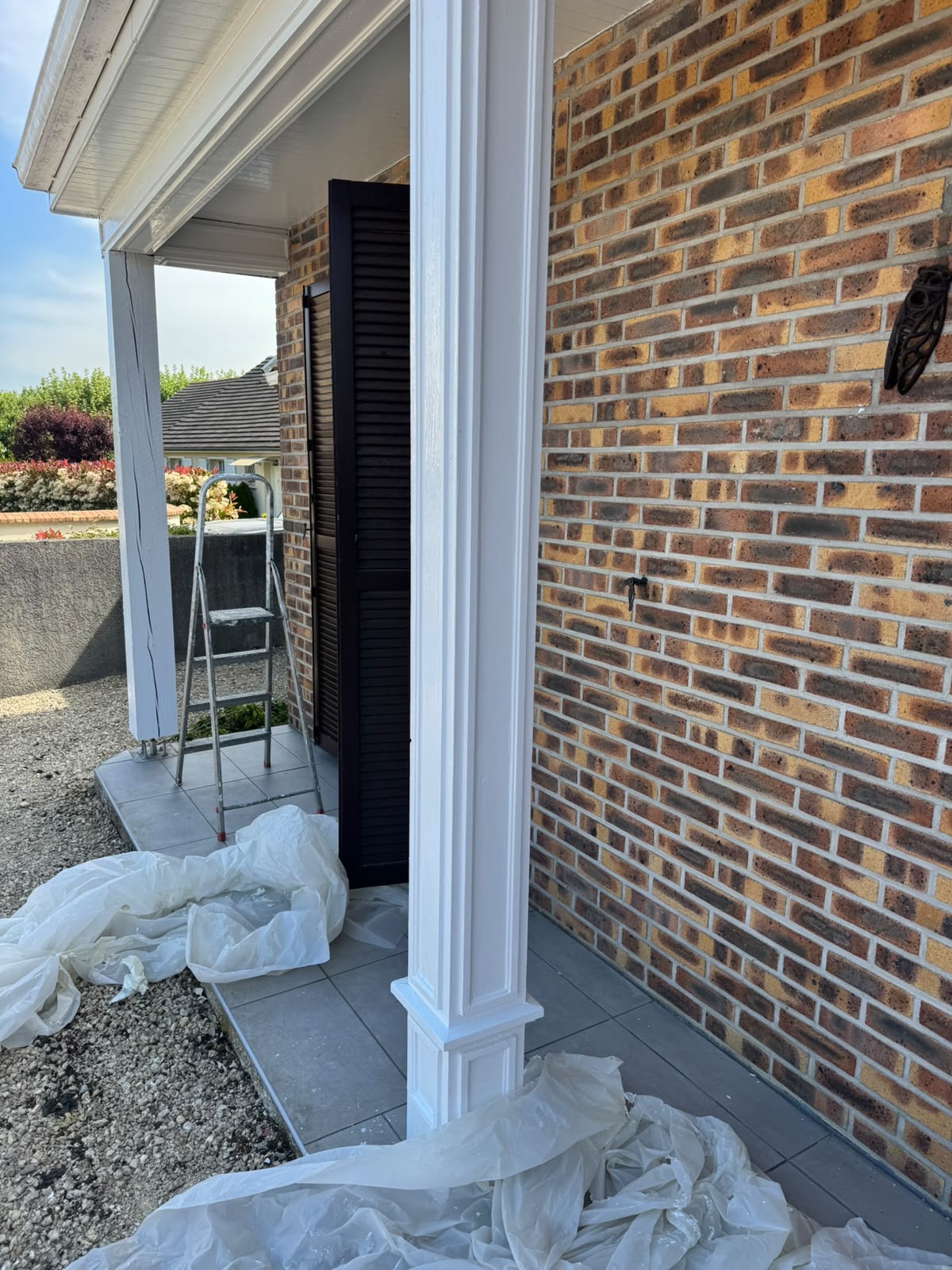 Colonne peinte à neuf sur terrasse en cours de rénovation