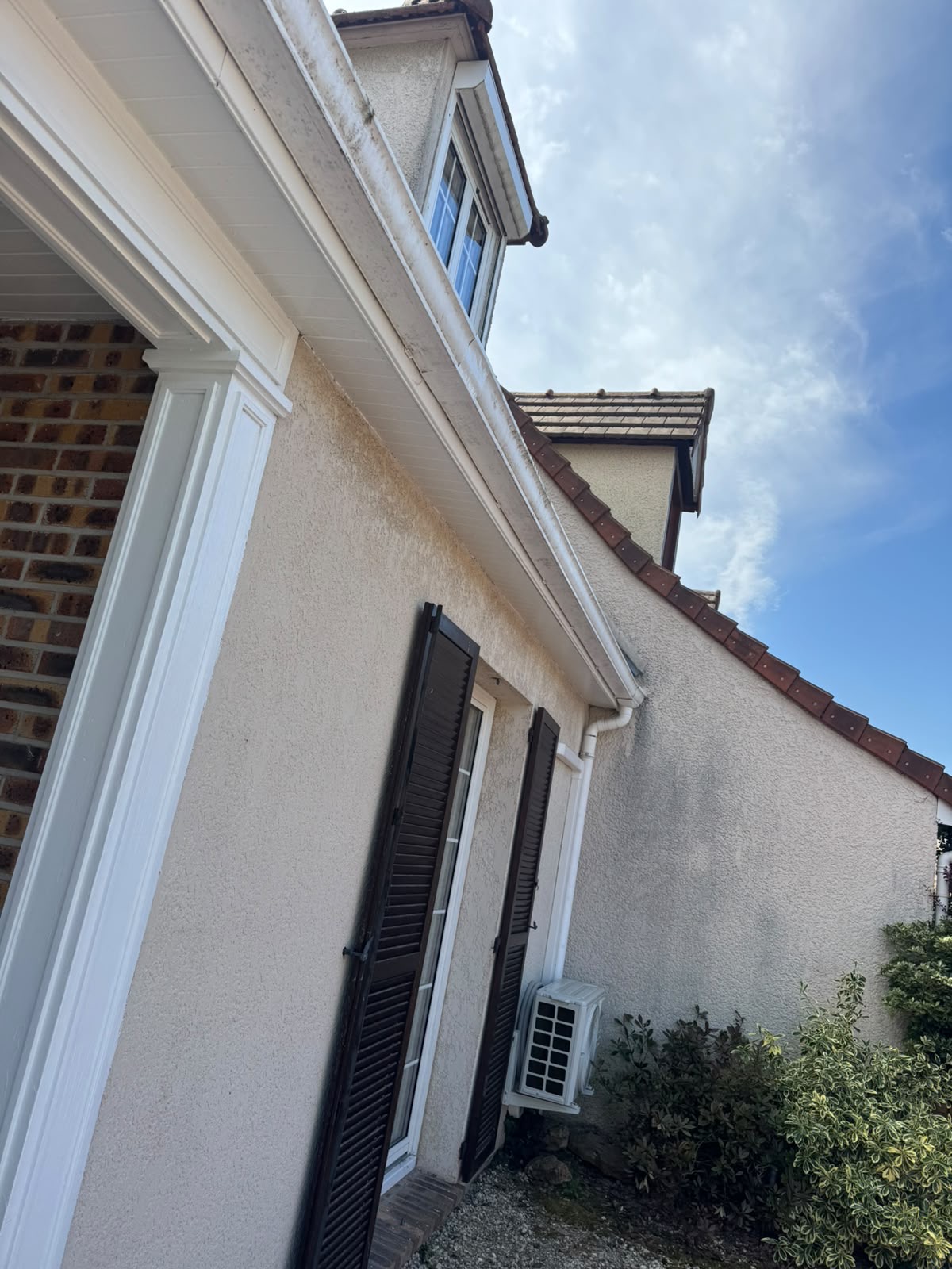 Façade avec lucarne et débord de toit rénovés