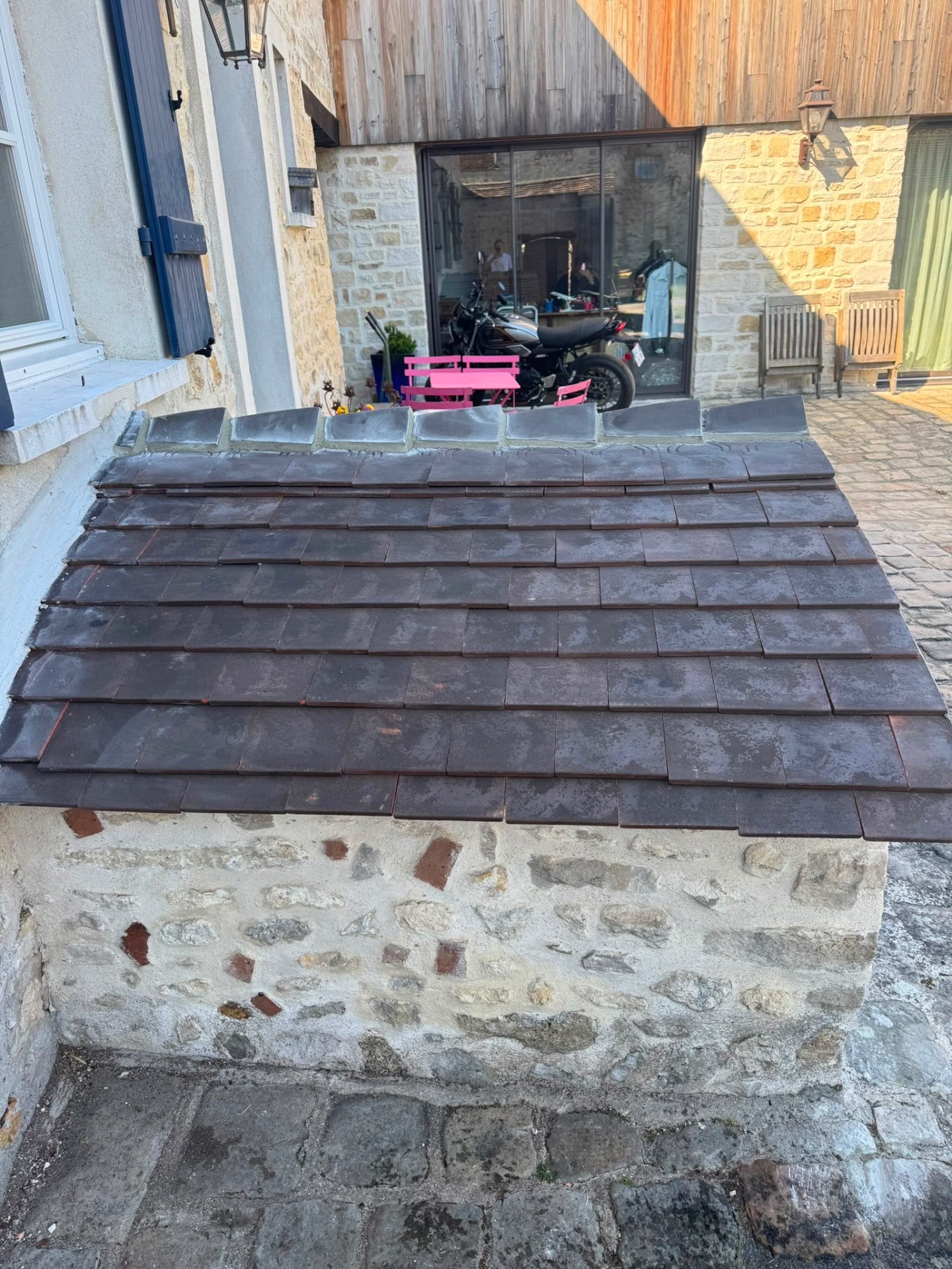 Toiture tuiles plates neuves sur muret pierre