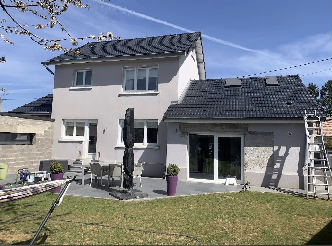 Maison entièrement rénovée avec toiture tuiles noires