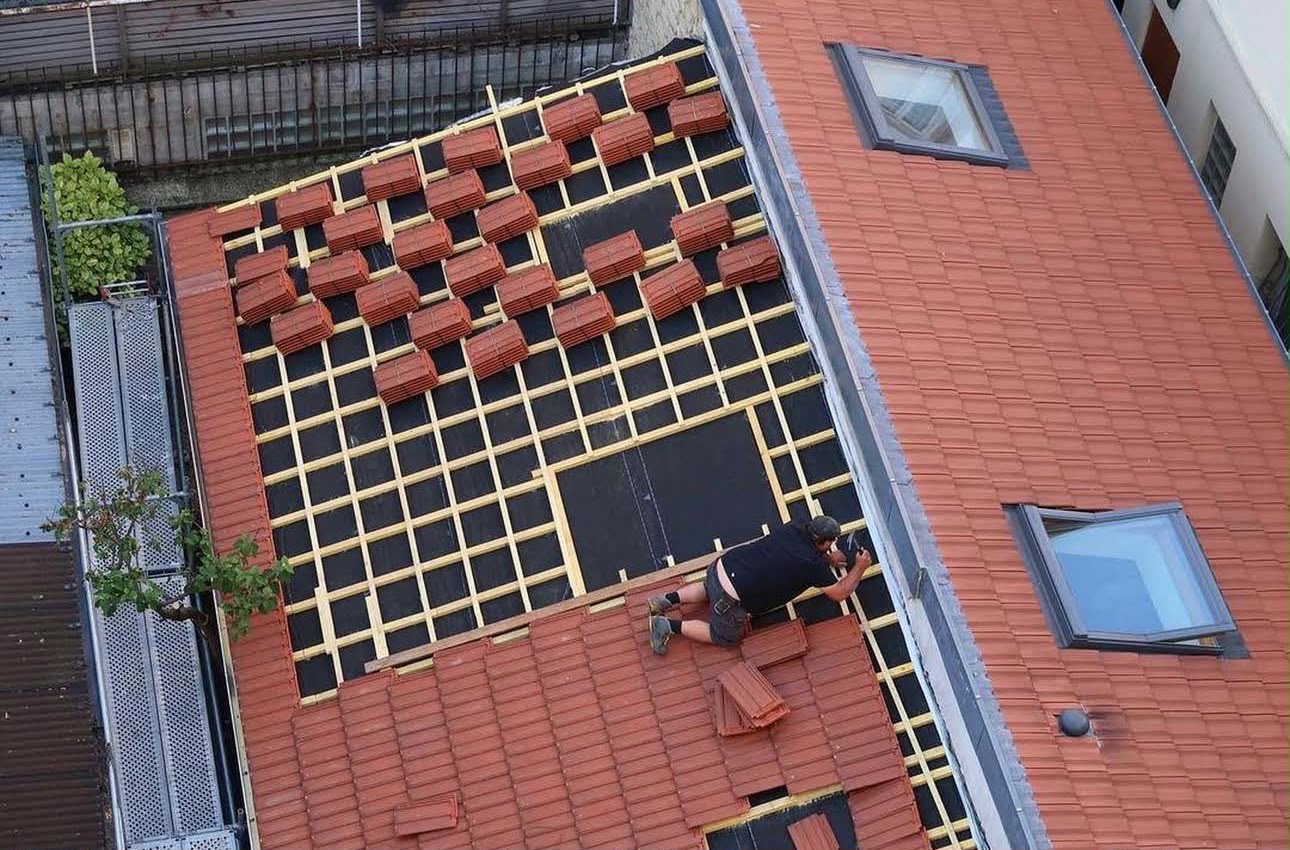 Pose de tuiles neuves sur écran sous-toiture et liteaunage